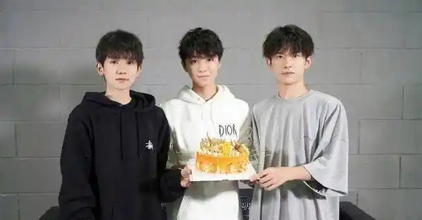 tfboys出道六周年,王俊凯王源易烊千玺共同捧生日蛋糕庆祝_单飞_组合