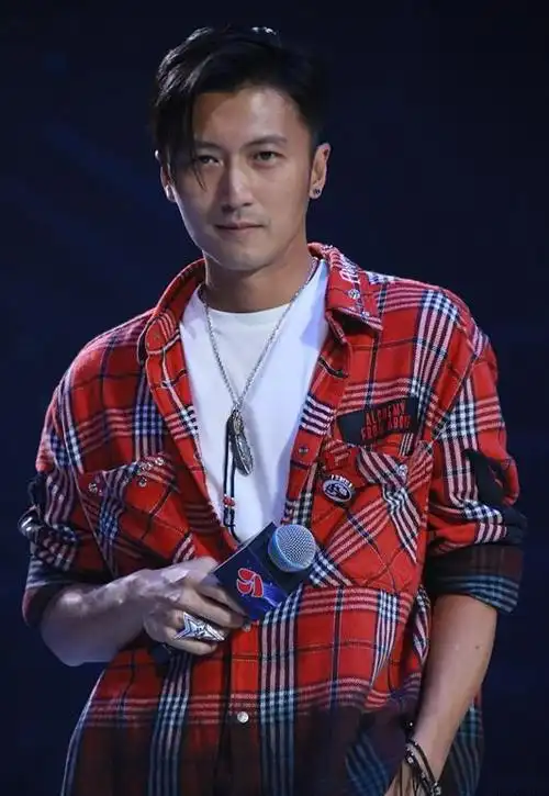 王菲总是为他们搞一次庆生活动,谢霆锋承认王菲的颜值赶不上张柏芝,爱