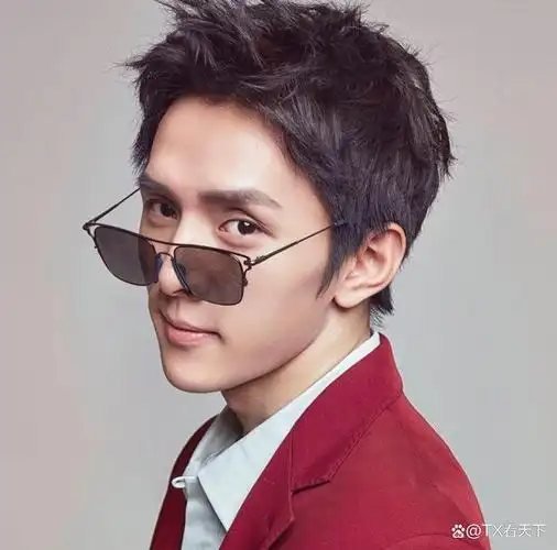 李佳琦(austin,1992年10月-),外号 "口红一哥" ,出生于湖南省岳阳市