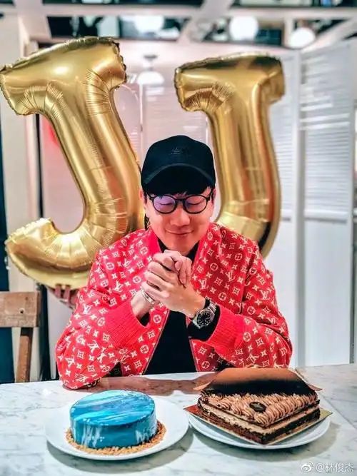 林俊杰手捧蛋糕庆祝生日,许愿希望音乐能够带来更多正能量