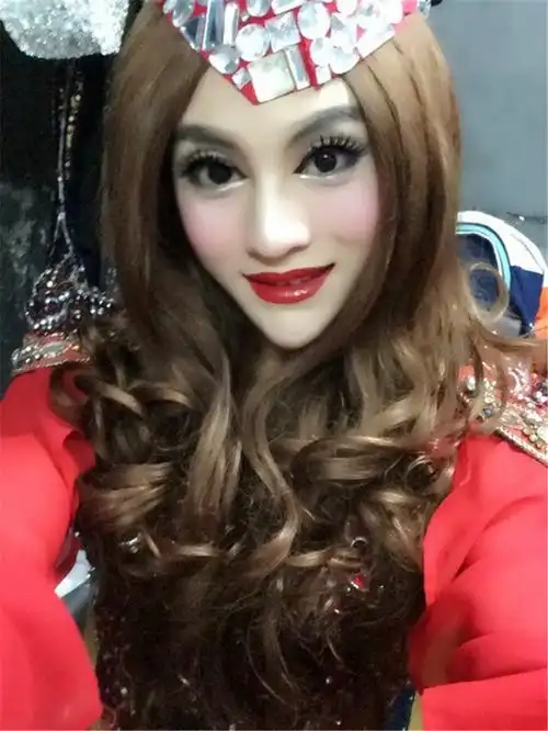 歌手,新生代艺人,中国著名反串艺人,自2008年出道以来,以其绝美容颜