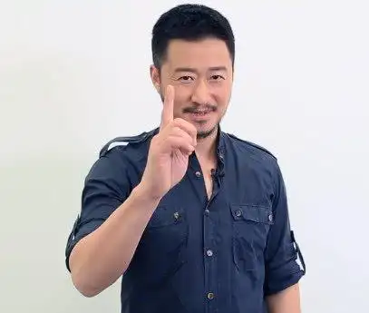 很接地气,吴京胡子越来越长,变成粗犷硬汉!