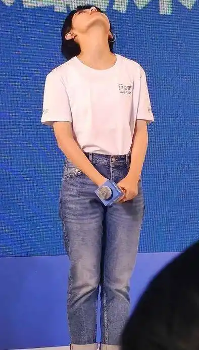 张子枫这是真的胖了,剪完"短发"脸大一圈,生图下的腿一言难尽_活动