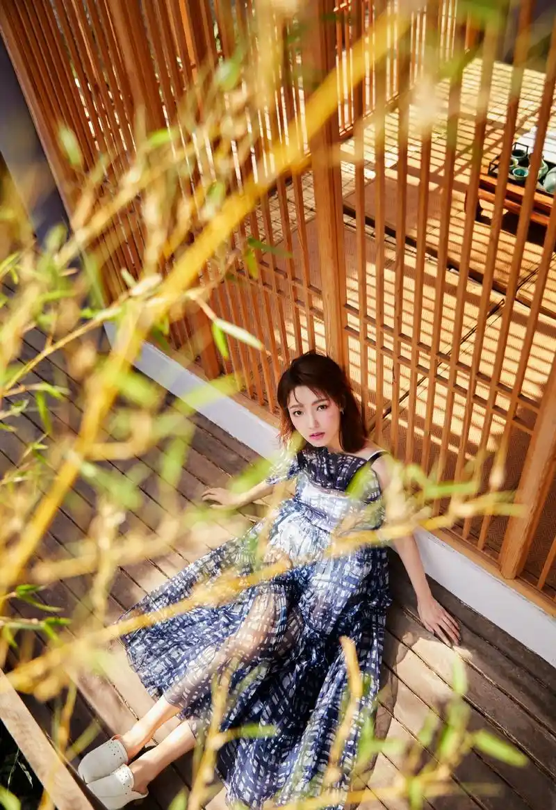 林源蓝色长裙性感写真图片