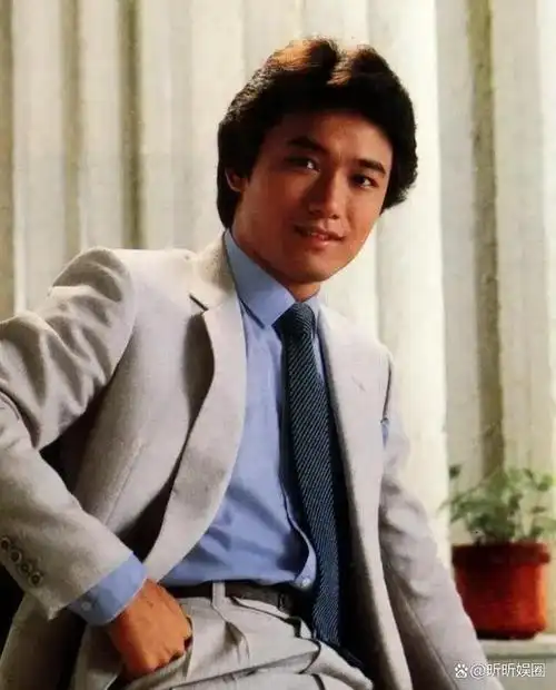 周润发身高:180,妥妥的大长腿欧巴,年轻的时候帅气迷人十足,眼睛还会