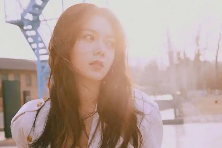 原创小花赵今麦晒春日时尚街拍阳光下露出小蛮腰佩戴墨镜秒变酷妹