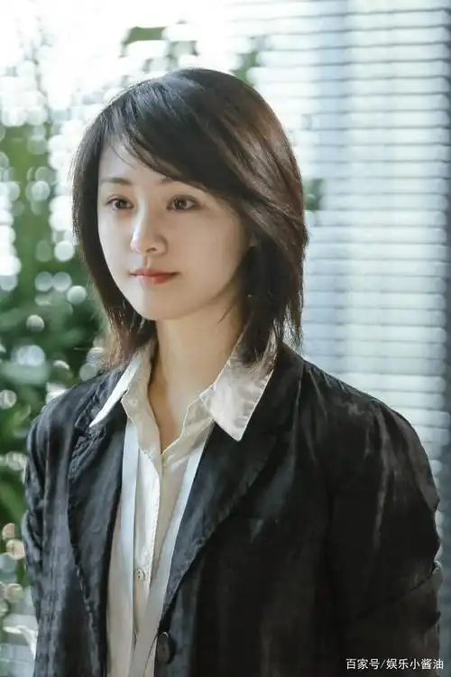 《流淌的美好时光》郑爽美照欣赏,短发素颜依旧是盛世美颜啊!