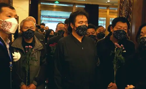 丁长林(中)参加恩师李小可先生遗体告别仪式2004年恩师李小可工作室第