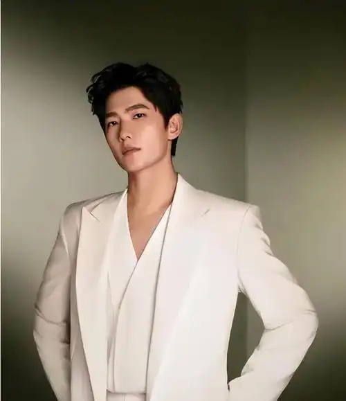 在杨洋与迪丽热巴共同出演的电视剧中,有一幕两人深情拥吻的场景.