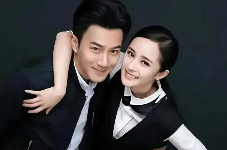 原创王鸥素颜逛珠宝展十足妈味试戴千万翡翠好悠闲拼命三娘不打算复出