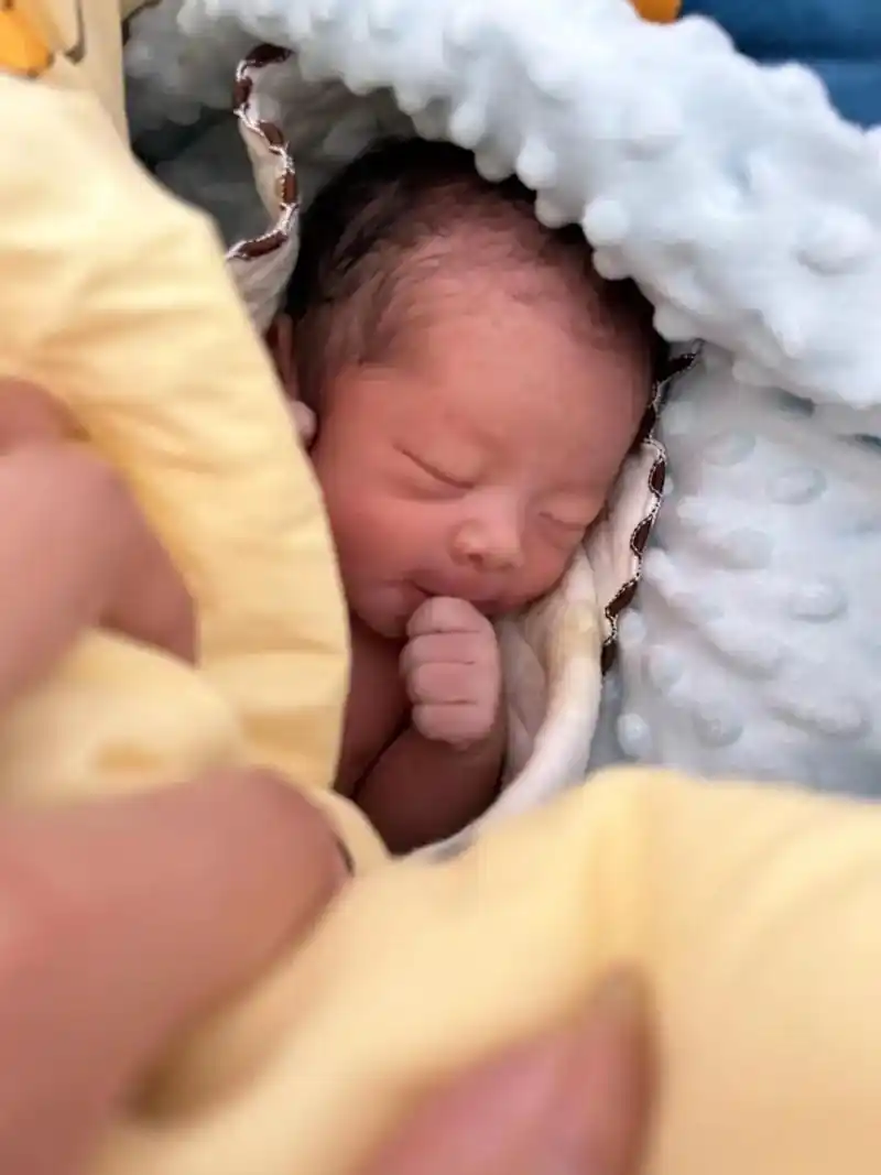 快看呀这是俺生的崽～#这是我的小baby啊 #月子里的宝宝  - 抖音