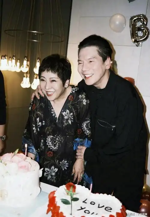 向太高调撒糖时隔30年重拍恩爱照75岁向华强精神抖擞不显老