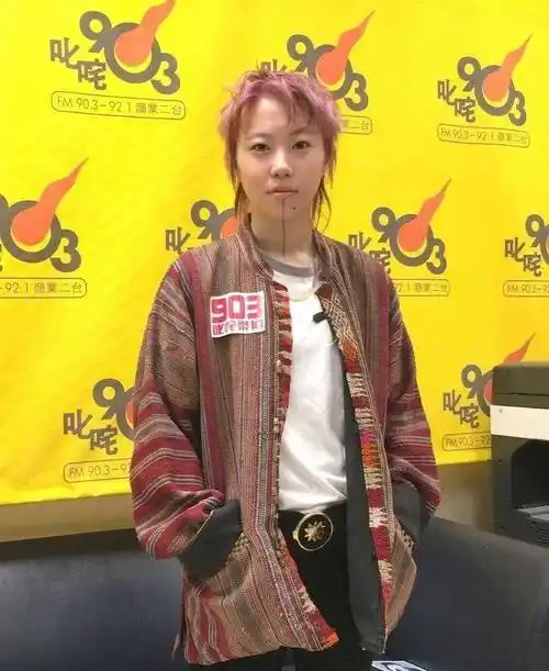 窦靖童的时尚真难理解,"禅修"外套配紫色短发,下巴纹身很另类_感觉