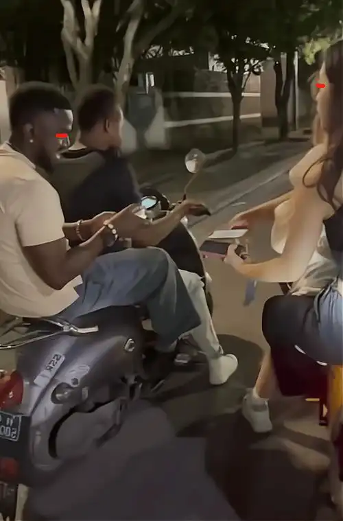 女子和闺蜜被黑人搭讪,争先恐后扫码添加,生怕动作慢了失去机会