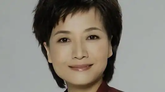 08年,贺红梅直播补妆惹争议,与师弟康辉传绯闻,55岁感情仍是谜