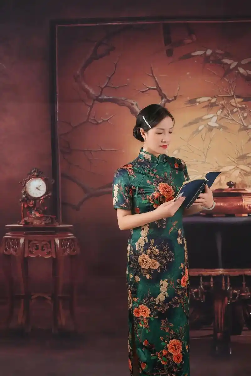 我们在新华保险公司参加的旗袍秀活动,这些是专业摄影师为我们拍 - 抖