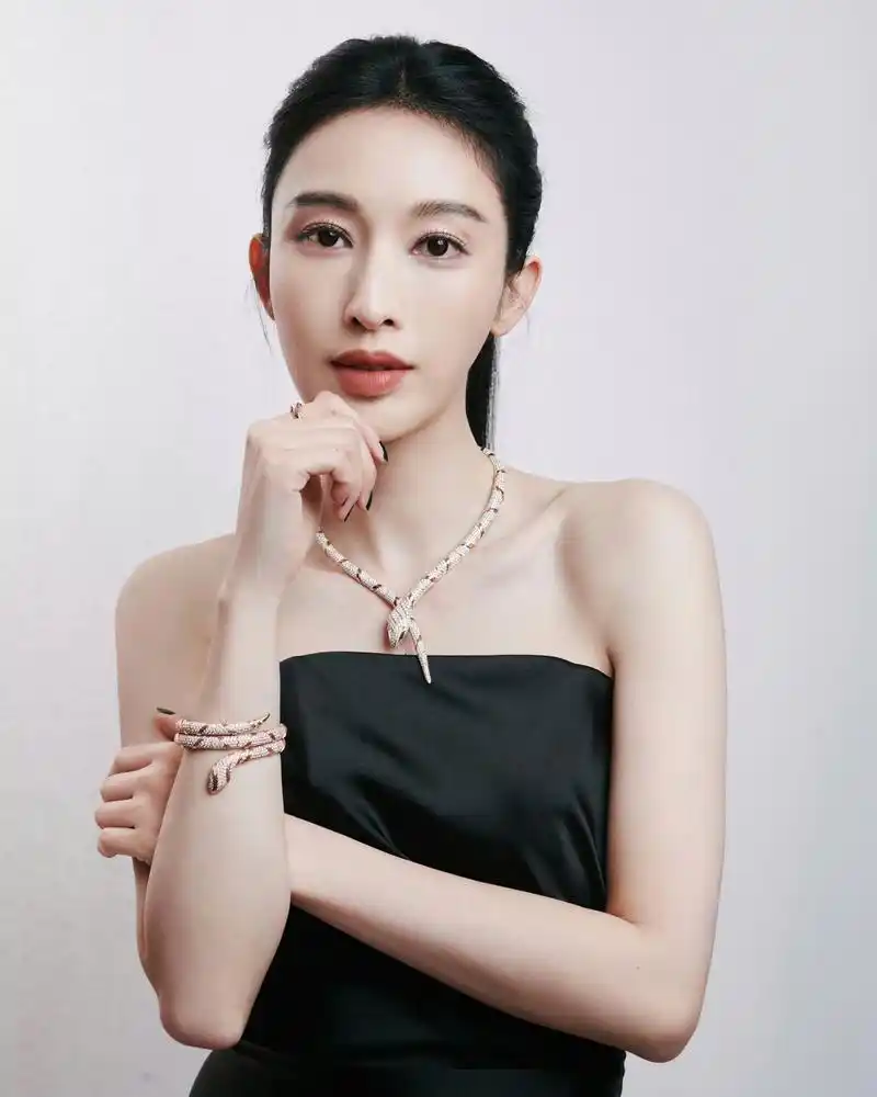 张俪这双修长的美腿太让人羡慕了,又白又直在配上一字高跟鞋太漂亮啦