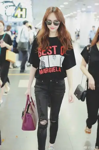 唐嫣穿黑色t恤搭配黑色破洞牛仔裤现身机场,新换的发色真好看!