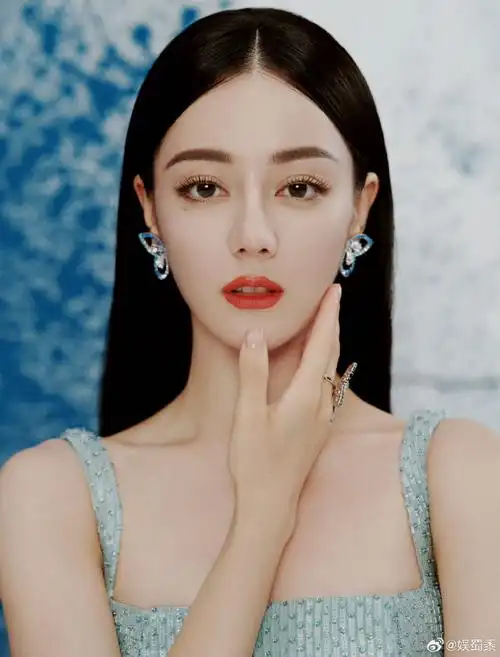 不吃妆造的明星#送分题欢迎来看大美女迪丽热巴怼脸美图这张脸的存在