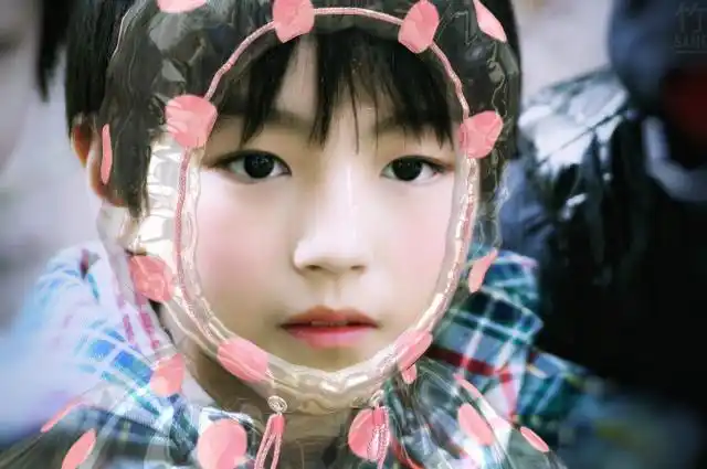 雨衣特效下的王俊凯,粉嫩的亚子真可爱