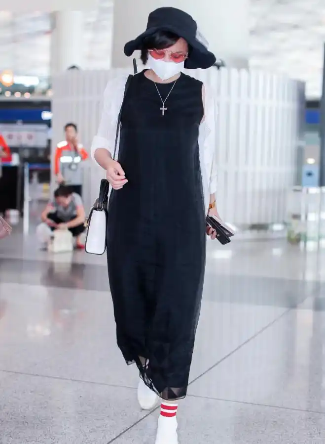张歆艺现身机场穿得像大妈,只有墨镜好看,包裹这么严密谁认识?