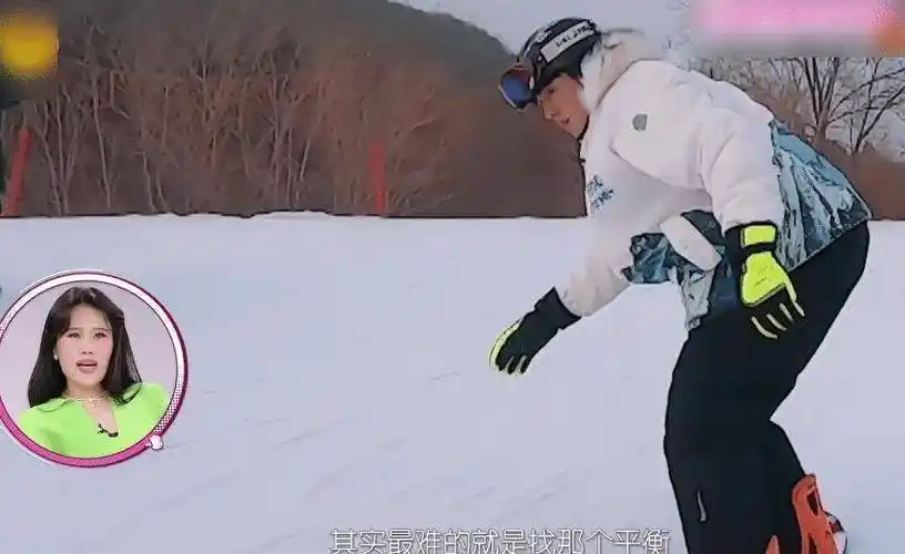 原创张新成滑雪摔倒在地王鸥主动解围不料被大老师逗笑了