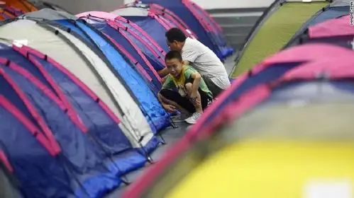 cnn:中国大学里支起了好多"爱的小帐篷"