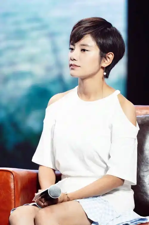 在沈梦辰和杜海涛参加综艺节目时,伊一作为女方好友参与了节目录制.