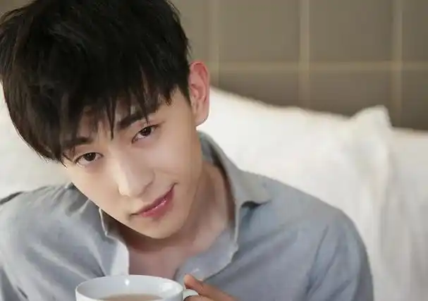 再看邓伦现在的处境,他特别可恨,但也非常可悲|杨紫|金晨|李易峰|演艺