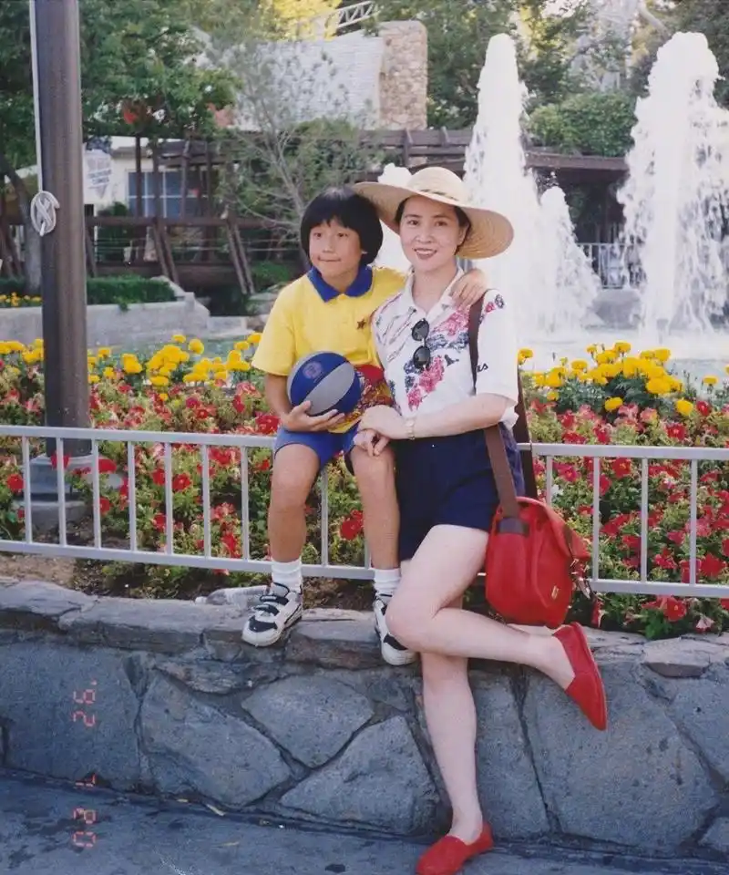 房祖名晒儿时合影为妈妈庆生 林凤娇大长腿惹人瞩目