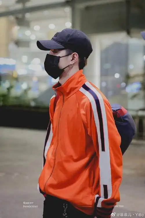 王一博机场穿搭好帅,就没有他驾驭不了的颜色,一种颜色一种气质,怎么