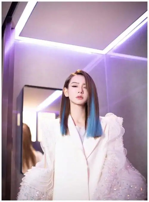 戚薇新造型,别致的冰水蓝挑染发型,搭配个性西装,又飒又美