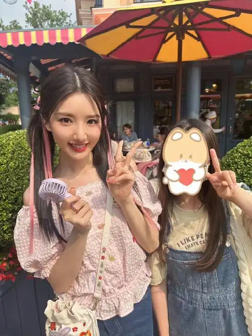毛晓彤粉色拼接发##毛晓彤迪士尼和路人合影