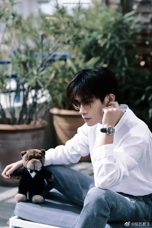 易烊千玺戛纳生图#易烊千玺每次出国都帅出新高度!