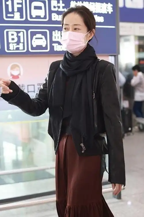 刘敏涛生图素颜状态挺好厚上衣加围巾挺保暖提前进入寒冬期