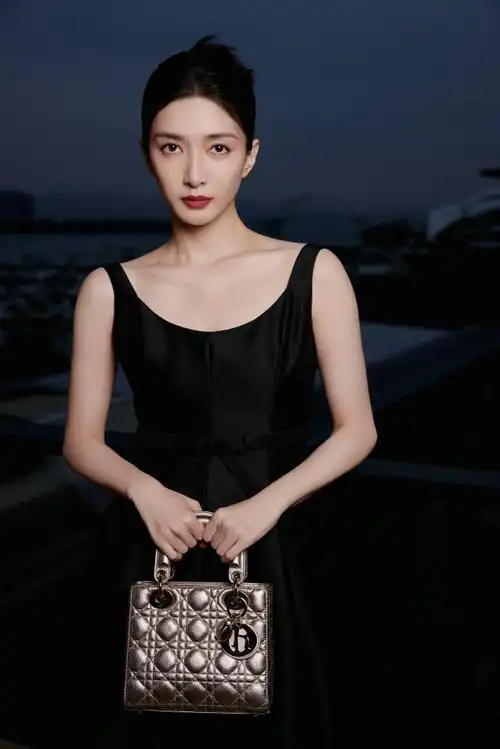 经典雅黑,折射纯粹真我,春日气息拂过,清幽绿意弥漫,记录@江疏影闪耀