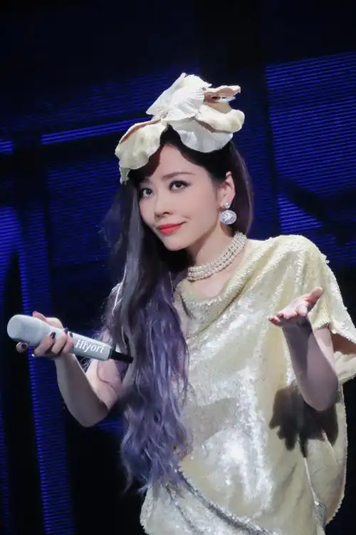 张靓颖金色人鱼