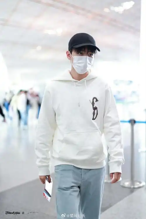 王俊凯出发巴黎#王俊凯白卫衣搭配牛仔裤,还剪了头发,是清纯男吹哪