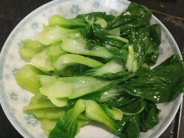 1碟小菜上海青,翠绿鲜嫩的家常素菜,不用炒简单做也能出美味_网易订阅