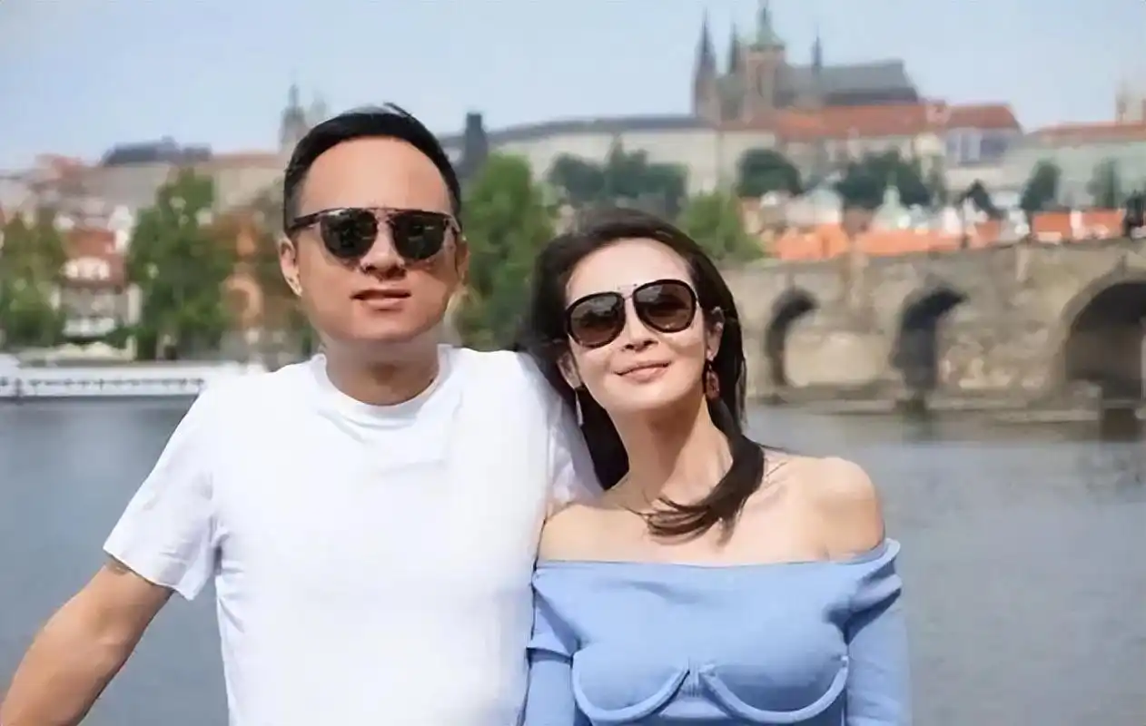 在于父的支持和压力下,于明加和胡俊第二次相见了,这次的胡俊,着装甚