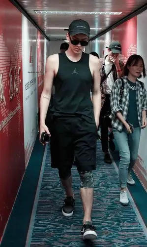 [吴亦凡][分享]170616 一件背心都能撩妹无数!凡凡今日机场背心秀科普