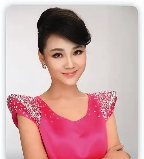 知名主持人周群在高铁内热舞,扭腰摆臀兴致高,不戴口罩争议不断_商务_