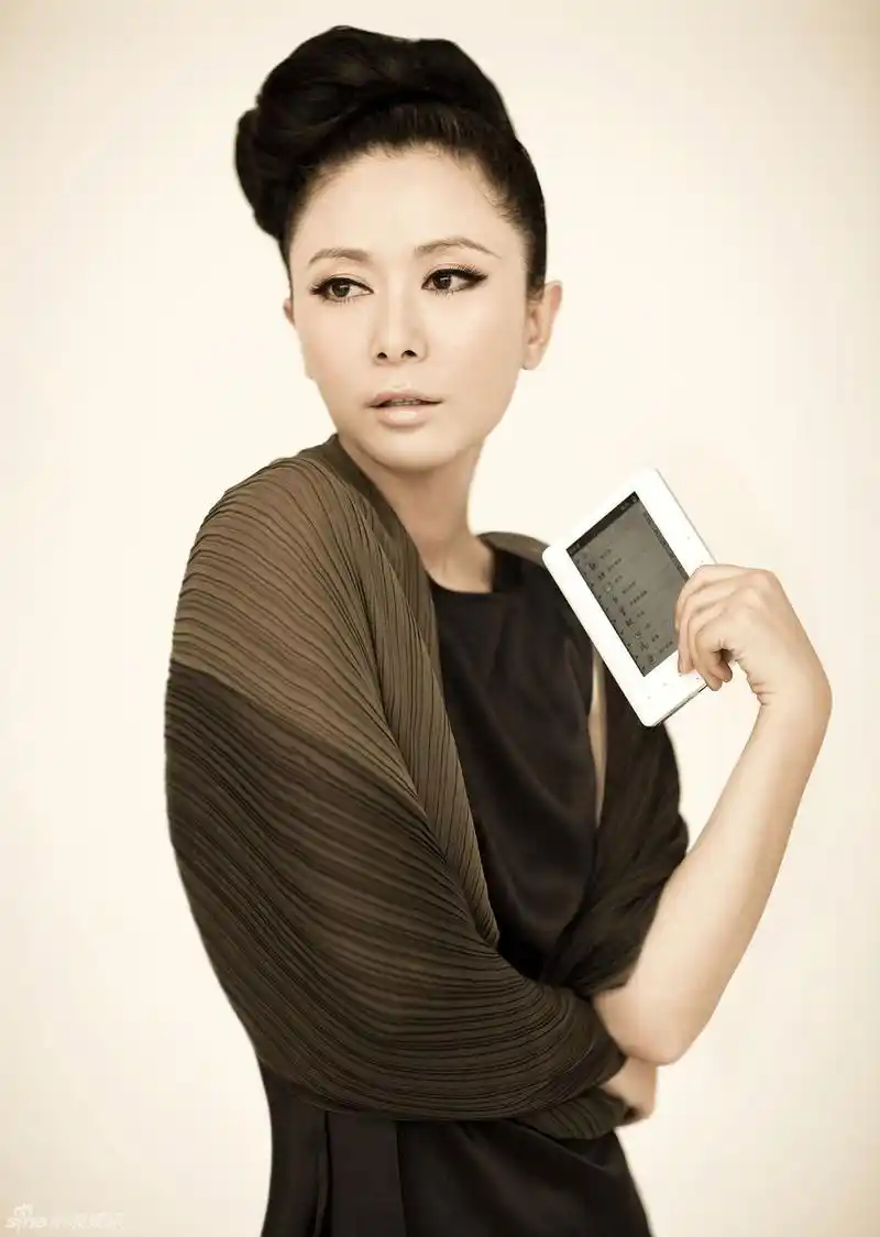 新浪娱乐讯 日前,演员张恒为拍摄《新潮电子》杂志时尚大片而化身为