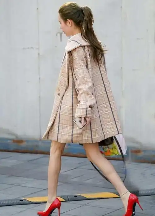 红色高跟鞋怎么搭配衣服图片(红色高跟鞋配什么衣服好看)-第1张图片