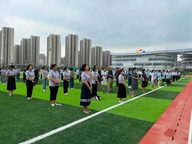 刚刚合肥一中瑶海校区正式启用杨振宁班全体新生到场见证