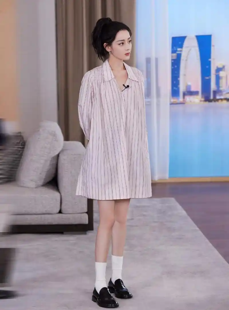 迪丽热巴穿露脐装秀纤腰破怀孕传闻!蕾丝短裤配渔网袜性感又摩登