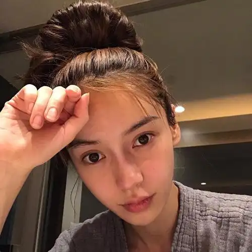 [angelababy][新闻]180223 angelababy分享素颜自拍 居家style别有