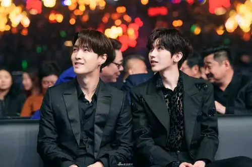 师徒重聚!张艺兴蔡徐坤活动同框台下相谈甚欢
