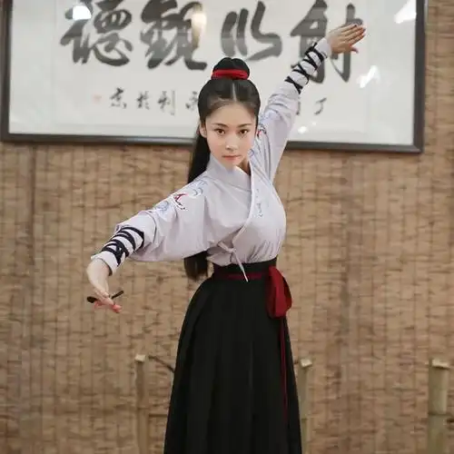 蓝黑劲装交领襦裙重回汉唐