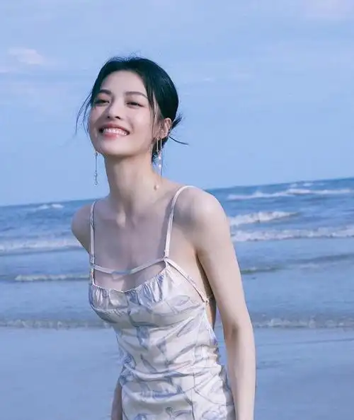 钟楚曦的身材比例太完美一袭吊带连衣裙性感优雅美得让人心动